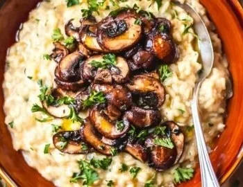 Cremiges veganes Pilzrisotto, perfekt al dente, auf einem Teller serviert
