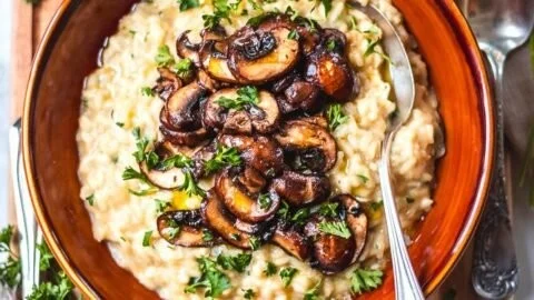 Cremiges veganes Pilzrisotto, perfekt al dente, auf einem Teller serviert