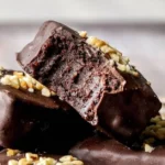 5-Zutaten No-Bake Schokoladenbrownies auf einem Teller