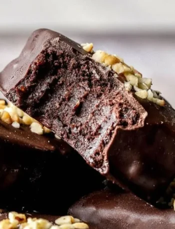 5-Zutaten No-Bake Schokoladenbrownies auf einem Teller