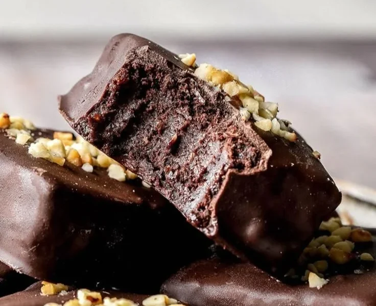 5-Zutaten No-Bake Schokoladenbrownies auf einem Teller