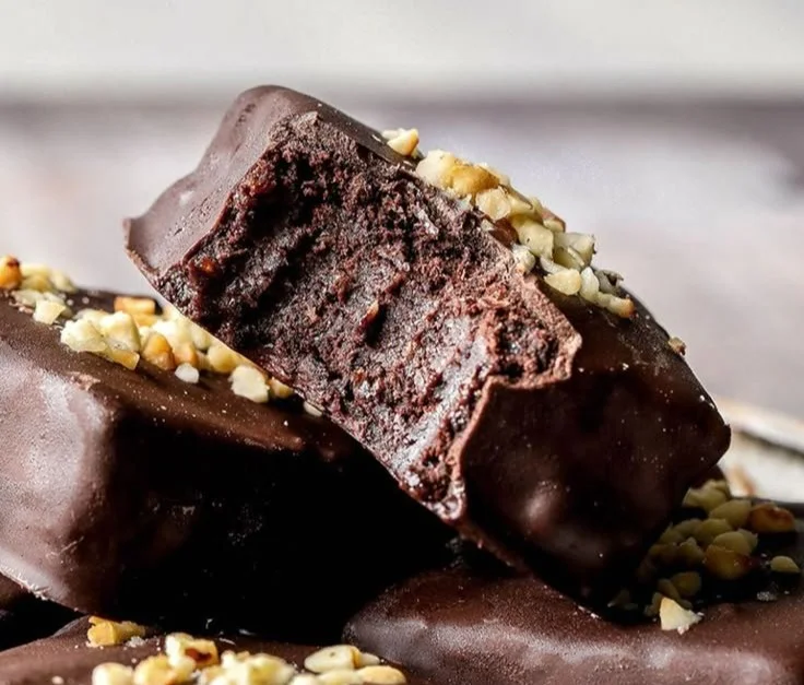 5-Zutaten No-Bake Schokoladenbrownies auf einem Teller