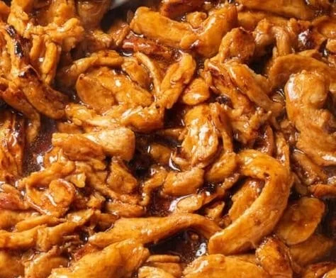 Vegan Sandwich mit verschiedenen Füllungen und frischen Zutaten.