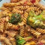 Brokkoli Nudelauflauf mit veganer Tomaten-Käsesauce auf einem Teller