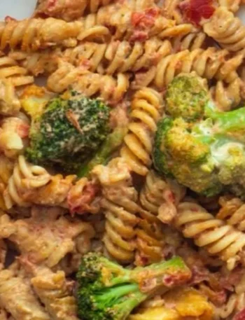 Brokkoli Nudelauflauf mit veganer Tomaten-Käsesauce auf einem Teller
