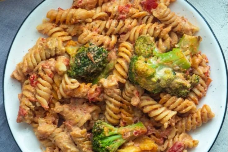 Brokkoli Nudelauflauf mit veganer Tomaten-Käsesauce auf einem Teller