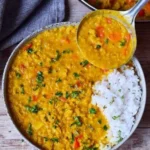 Cremiges rotes Linsen Dal mit frischen Zutaten und Gewürzen