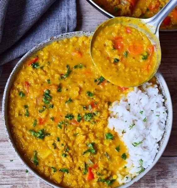 Cremiges rotes Linsen Dal mit frischen Zutaten und Gewürzen