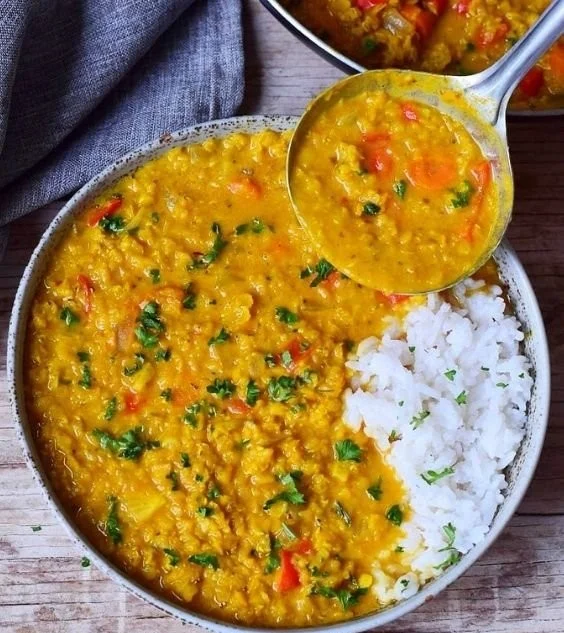 Cremiges rotes Linsen Dal mit frischen Zutaten und Gewürzen