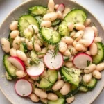 Dilly White Bean Cucumber Salad mit weißen Bohnen und frischen Gurken