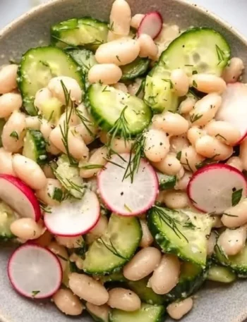 Dilly White Bean Cucumber Salad mit weißen Bohnen und frischen Gurken