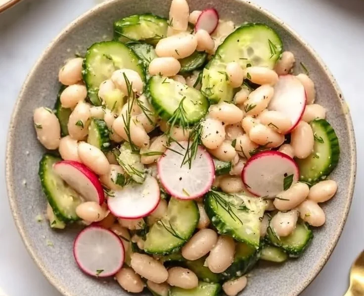 Dilly White Bean Cucumber Salad mit weißen Bohnen und frischen Gurken