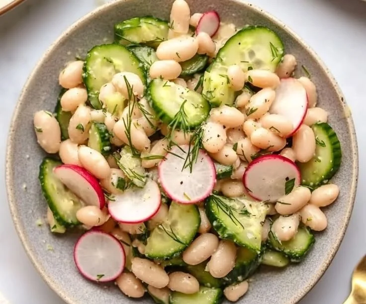 Dilly White Bean Cucumber Salad mit weißen Bohnen und frischen Gurken
