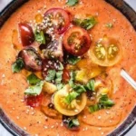 Schüssel mit echtem Tomatengazpacho, serviert mit frischem Gemüse