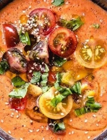 Schüssel mit echtem Tomatengazpacho, serviert mit frischem Gemüse