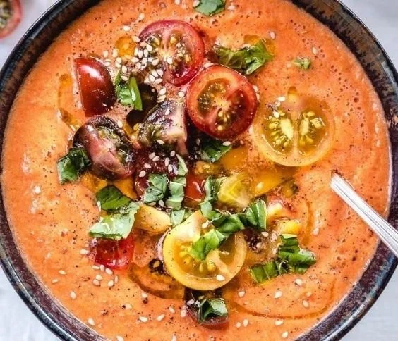 Schüssel mit echtem Tomatengazpacho, serviert mit frischem Gemüse