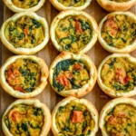 Einfache vegane Mini Quiches auf einem Teller präsentiert.