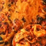 Einfacher veganer Tortellini Auflauf mit Spinat und Tomatensoße auf einem Teller