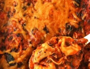 Einfacher veganer Tortellini Auflauf mit Spinat und Tomatensoße auf einem Teller