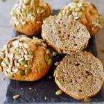 Eiweißbrötchen aus roten Linsen auf einem Holzbrett
