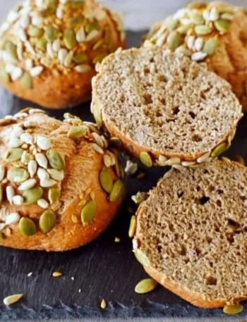 Eiweißbrötchen aus roten Linsen auf einem Holzbrett