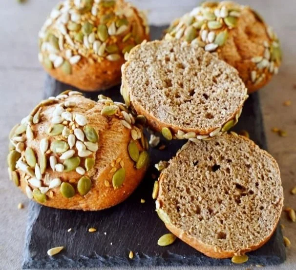 Eiweißbrötchen aus roten Linsen auf einem Holzbrett