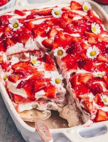 Erdbeer-Tiramisu mit frischen Erdbeeren und Mascarpone-Creme