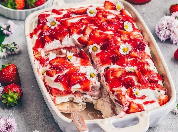 Erdbeer-Tiramisu mit frischen Erdbeeren und Mascarpone-Creme