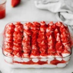 Veganes Erdbeer Tiramisu mit frischen Erdbeeren und cremiger Füllung.