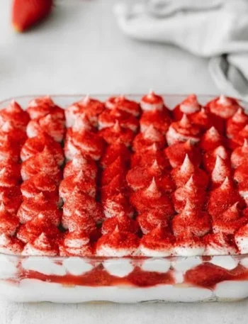 Veganes Erdbeer Tiramisu mit frischen Erdbeeren und cremiger Füllung.