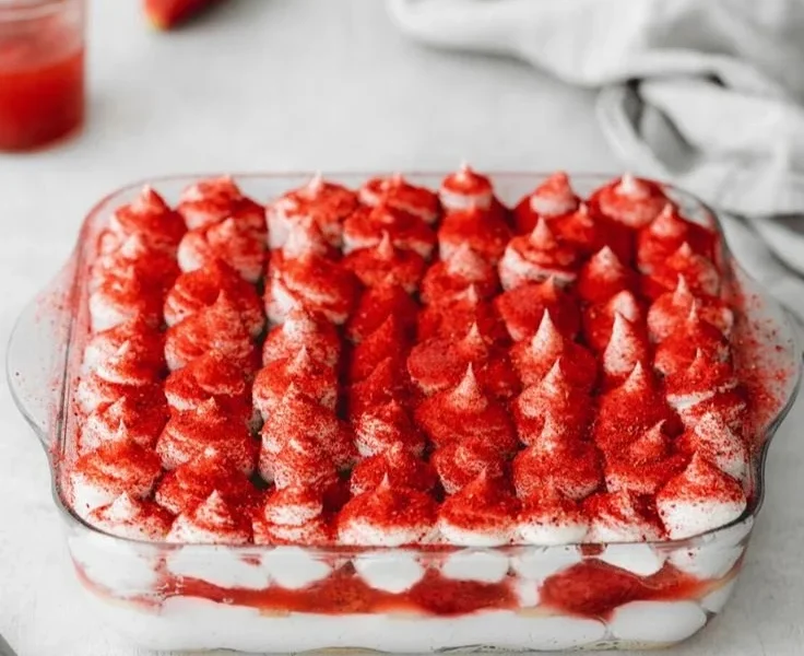 Veganes Erdbeer Tiramisu mit frischen Erdbeeren und cremiger Füllung.