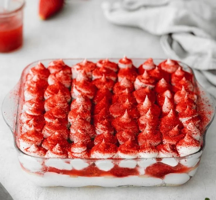 Veganes Erdbeer Tiramisu mit frischen Erdbeeren und cremiger Füllung.