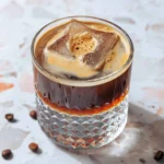 Erfrischendes Espresso Tonic mit Brombeeren im Glas, perfekt für Kaffeefans.