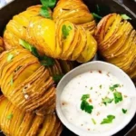 Fächerkartoffeln mit Knoblauch und Rosmarin auf einem Teller