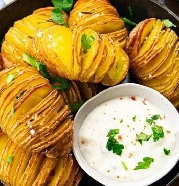 Fächerkartoffeln mit Knoblauch und Rosmarin auf einem Teller
