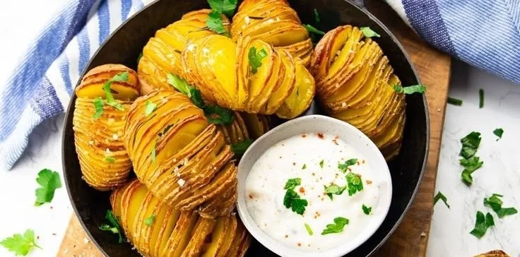 Fächerkartoffeln mit Knoblauch und Rosmarin auf einem Teller