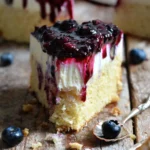 Vegane Cheesecake mit Zitrone und Heidelbeeren auf einem Dessertteller