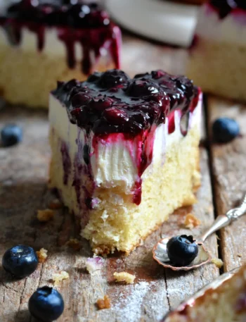 Vegane Cheesecake mit Zitrone und Heidelbeeren auf einem Dessertteller