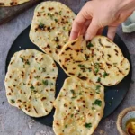 Glutenfreies veganes Naanbrot schnell zubereitet auf einem Tisch