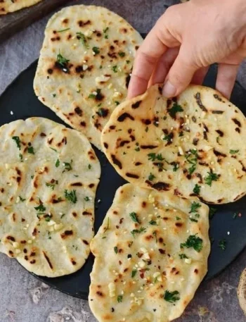 Glutenfreies veganes Naanbrot schnell zubereitet auf einem Tisch