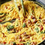 Vegane Hummus Pasta mit frischen Kräutern und Gemüse
