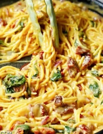 Vegane Hummus Pasta mit frischen Kräutern und Gemüse