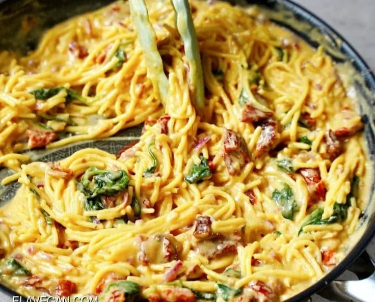 Vegane Hummus Pasta mit frischen Kräutern und Gemüse