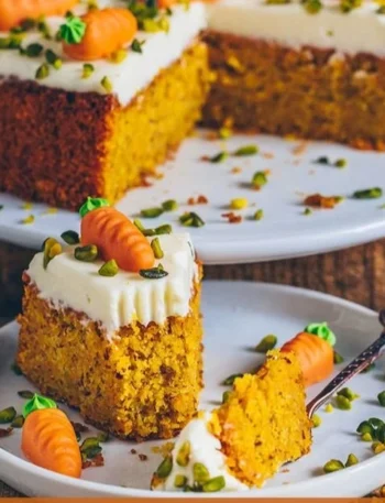 Saftiger Karottenkuchen mit frischen Karotten und Gewürzen