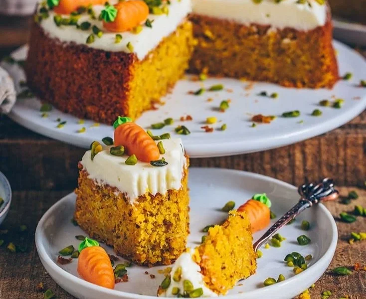 Saftiger Karottenkuchen mit frischen Karotten und Gewürzen