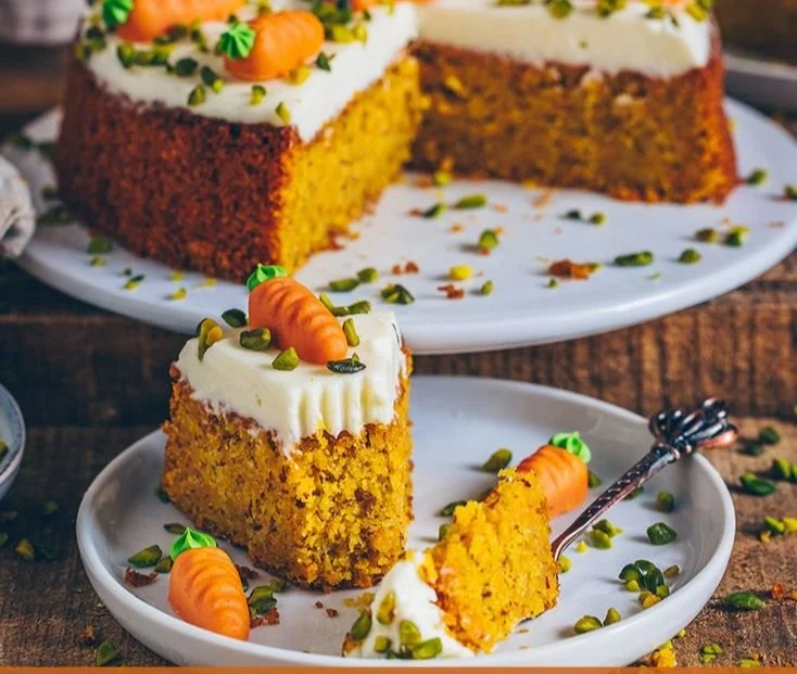 Saftiger Karottenkuchen mit frischen Karotten und Gewürzen