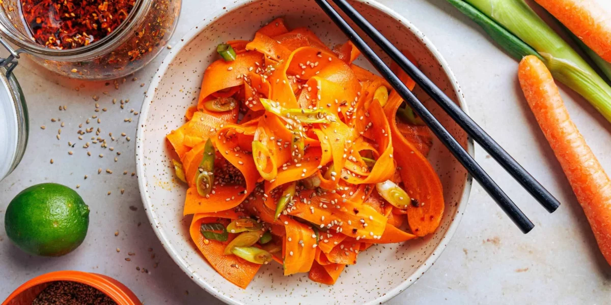 Karottensalat mit Chiliöl und Ingwer-Dressing in einer Schüssel