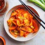 Karottensalat mit Chiliöl und Ingwer-Dressing in einer Schüssel