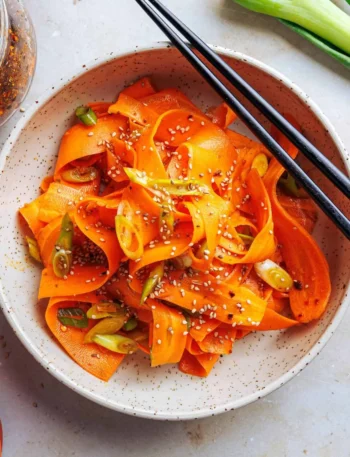 Karottensalat mit Chiliöl und Ingwer-Dressing in einer Schüssel