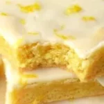 Leckere Zitronen-Brownies auf einem weißen Teller serviert.